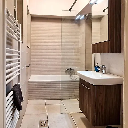 Apartment Modern Parkside Garden View