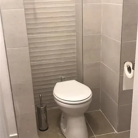 Modern Parkside Garden View Apartmán