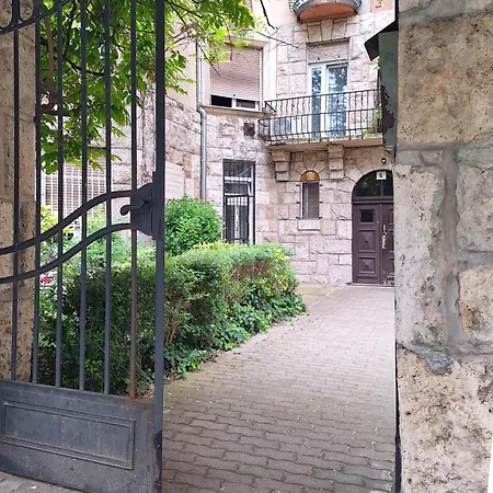 Modern Parkside Garden View Budapeste
