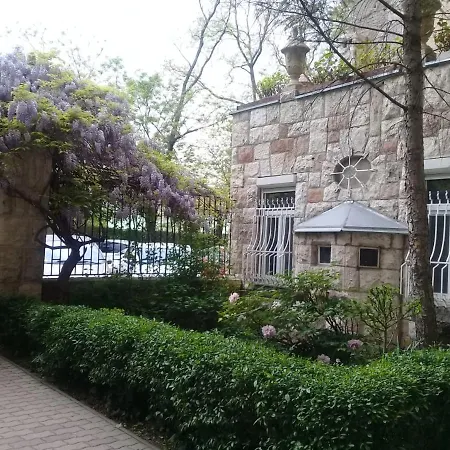 Modern Parkside Garden View Apartman *