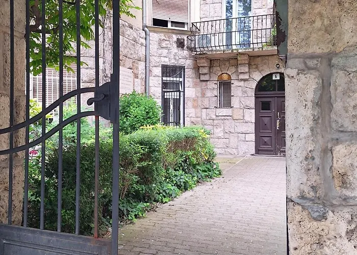 Modern Parkside Garden View Boedapest