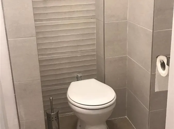 Modern Parkside Garden View Apartament